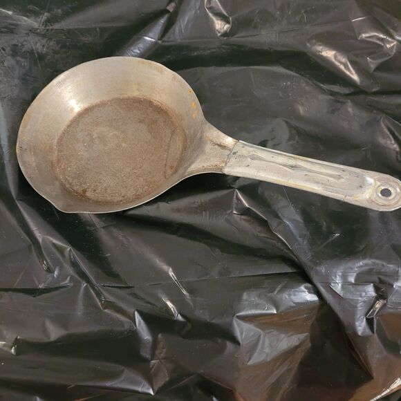 misc friying pans, skillet and sauce pan - Picture 6 of 9